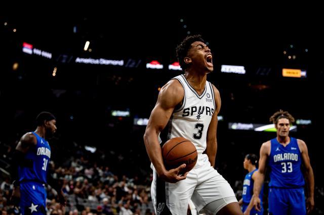 【现场】球迷归来注入能量 年轻马刺延续揭幕战佳绩