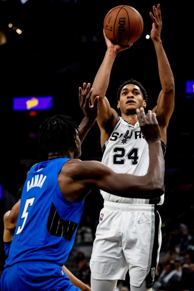 【现场】球迷归来注入能量 年轻马刺延续揭幕战佳绩