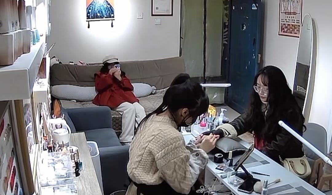 央视车被堵外面，人民日报下场，白衬衫守护，呆呆成为历史第一人