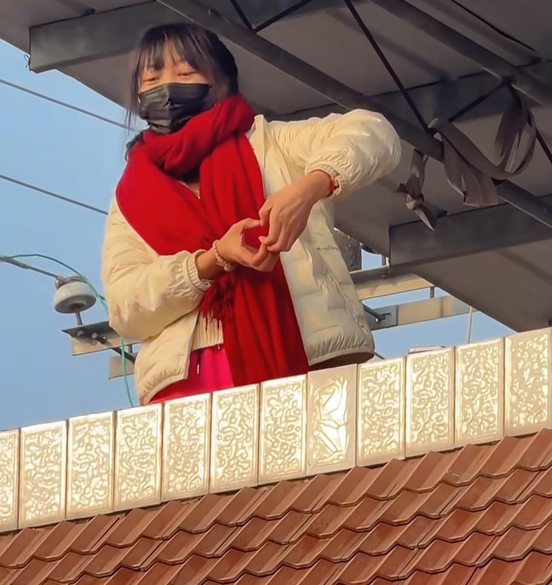 央视车被堵外面，人民日报下场，白衬衫守护，呆呆成为历史第一人