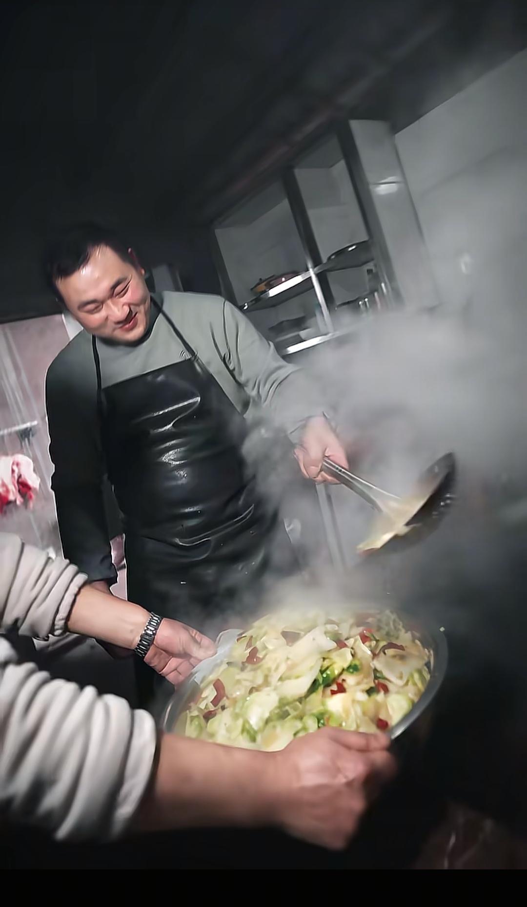 央视车被堵外面，人民日报下场，白衬衫守护，呆呆成为历史第一人