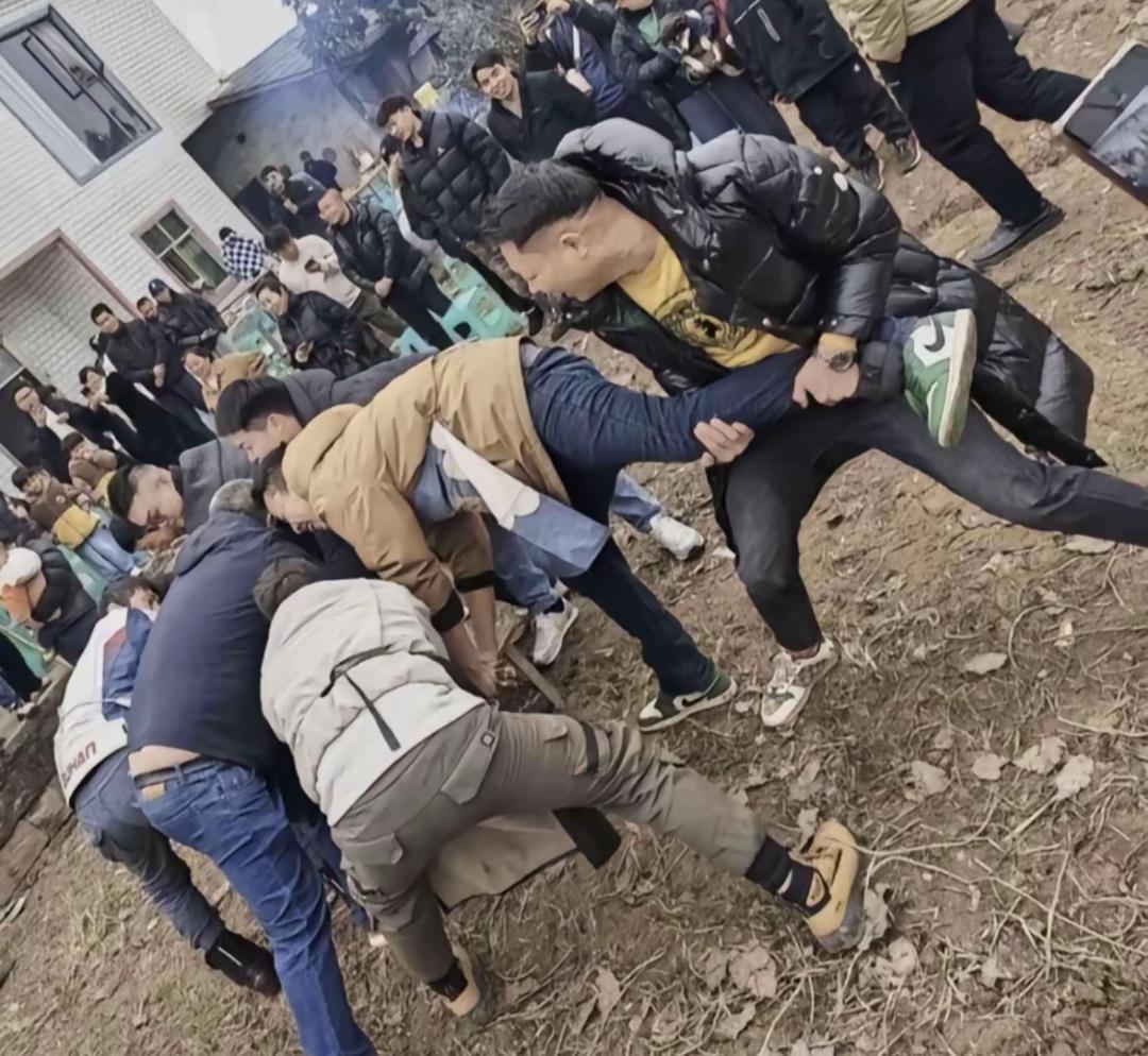 央视车被堵外面，人民日报下场，白衬衫守护，呆呆成为历史第一人