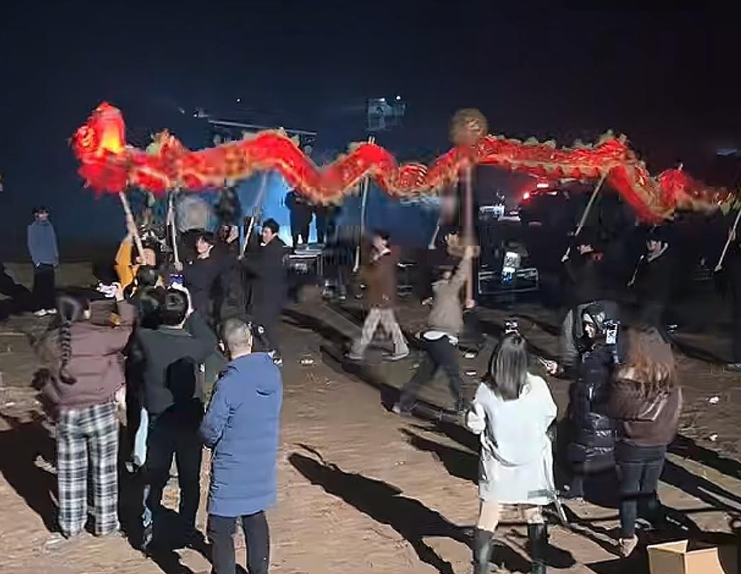 央视车被堵外面，人民日报下场，白衬衫守护，呆呆成为历史第一人