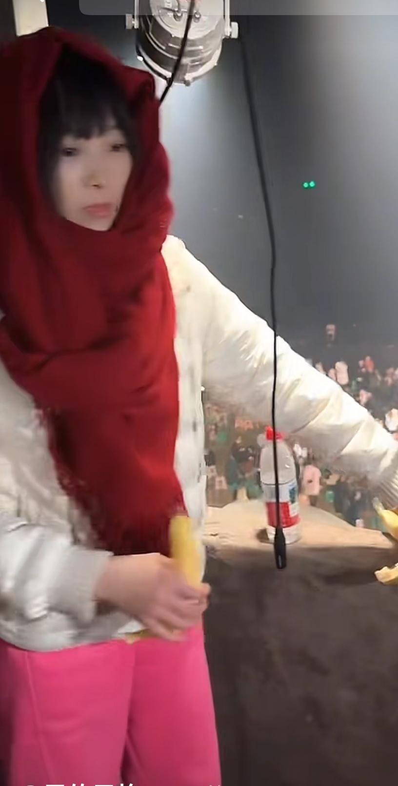 央视车被堵外面，人民日报下场，白衬衫守护，呆呆成为历史第一人